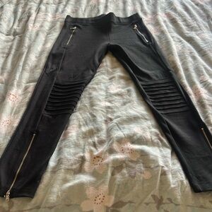 Size medium gap. Black pants with cute moto style.